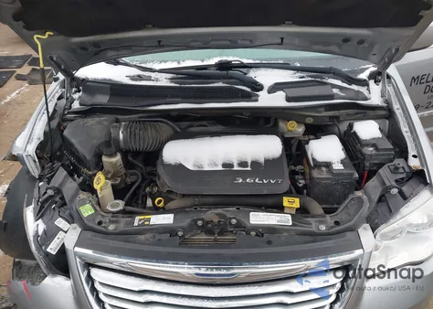 2015 Chrysler Town & Country Touring z USA, uszkodzony, nr VIN 2C4RC1BG5FR709102